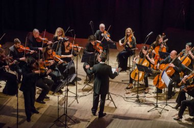 Dnipro, Ukrayna - 22 Ekim 2018: Ünlü kemancı Eugene Kostritsky ve üyeleri, dört mevsim Oda Orkestrası - Ana iletken Dmitry Logvin gerçekleştirmek Devlet Dram Tiyatrosu'nda.