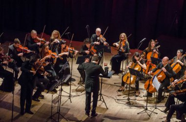 Dnipro, Ukrayna - 22 Ekim 2018: Ünlü kemancı Eugene Kostritsky ve üyeleri, dört mevsim Oda Orkestrası - Ana iletken Dmitry Logvin gerçekleştirmek Devlet Dram Tiyatrosu'nda.