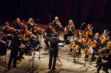 Dnipro, Ukrayna - 22 Ekim 2018: Ünlü kemancı Eugene Kostritsky ve üyeleri, dört mevsim Oda Orkestrası - Ana iletken Dmitry Logvin gerçekleştirmek Devlet Dram Tiyatrosu'nda.