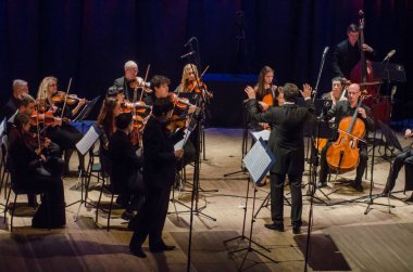 Dnipro, Ukrayna - 22 Ekim 2018: Ünlü kemancı Eugene Kostritsky ve üyeleri, dört mevsim Oda Orkestrası - Ana iletken Dmitry Logvin gerçekleştirmek Devlet Dram Tiyatrosu'nda.