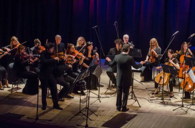 Dnipro, Ukrayna - 22 Ekim 2018: Ünlü kemancı Eugene Kostritsky ve üyeleri, dört mevsim Oda Orkestrası - Ana iletken Dmitry Logvin gerçekleştirmek Devlet Dram Tiyatrosu'nda.