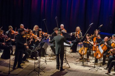 Dnipro, Ukrayna - 22 Ekim 2018: Ünlü kemancı Eugene Kostritsky ve üyeleri, dört mevsim Oda Orkestrası - Ana iletken Dmitry Logvin gerçekleştirmek Devlet Dram Tiyatrosu'nda.