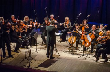 Dnipro, Ukrayna - 22 Ekim 2018: Ünlü kemancı Eugene Kostritsky ve üyeleri, dört mevsim Oda Orkestrası - Ana iletken Dmitry Logvin gerçekleştirmek Devlet Dram Tiyatrosu'nda.