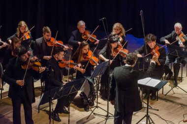 Dnipro, Ukrayna - 22 Ekim 2018: Ünlü kemancı Eugene Kostritsky ve üyeleri, dört mevsim Oda Orkestrası - Ana iletken Dmitry Logvin gerçekleştirmek Devlet Dram Tiyatrosu'nda.