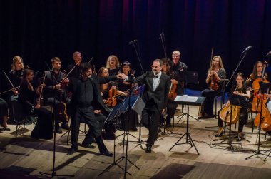 Dnipro, Ukrayna - 22 Ekim 2018: Ünlü kemancı Eugene Kostritsky ve üyeleri, dört mevsim Oda Orkestrası - Ana iletken Dmitry Logvin gerçekleştirmek Devlet Dram Tiyatrosu'nda.