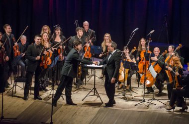 Dnipro, Ukrayna - 22 Ekim 2018: Ünlü kemancı Eugene Kostritsky ve üyeleri, dört mevsim Oda Orkestrası - Ana iletken Dmitry Logvin gerçekleştirmek Devlet Dram Tiyatrosu'nda.