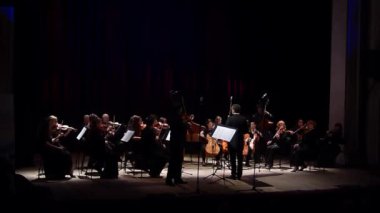 Dnipro, Ukrayna - 22 Ekim 2018: Ünlü kemancı Eugene Kostritsky ve üyeleri, dört mevsim Oda Orkestrası - Ana iletken Dmitry Logvin gerçekleştirmek Johann Sebastian Bach müzik.