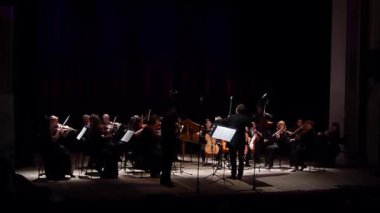 Dnipro, Ukrayna - 22 Ekim 2018: Ünlü kemancı Eugene Kostritsky ve üyeleri, dört mevsim Oda Orkestrası - Ana iletken Dmitry Logvin gerçekleştirmek Johann Sebastian Bach müzik.