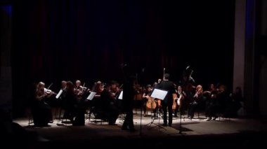 Dnipro, Ukrayna - 22 Ekim 2018: Ünlü kemancı Eugene Kostritsky ve üyeleri, dört mevsim Oda Orkestrası - Ana iletken Dmitry Logvin gerçekleştirmek Johann Sebastian Bach müzik.