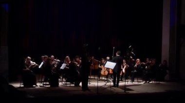 Dnipro, Ukrayna - 22 Ekim 2018: Ünlü kemancı Eugene Kostritsky ve üyeleri, dört mevsim Oda Orkestrası - Ana iletken Dmitry Logvin gerçekleştirmek Johann Sebastian Bach müzik.