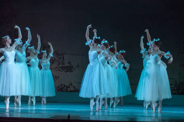 ドニプロ オペラ バレエ劇場のメンバーによって実行されるドニエプル ウクライナ 2018 クラシック バレエでアドルフ アダン ジゼル — ストック写真