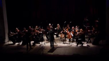 Dnipro, Ukrayna - 22 Ekim 2018: Üyeler, dört mevsim Oda Orkestrası - Ana iletken Dmitry Logvin gerçekleştirmek Felix Mendelssohn Devlet Dram Tiyatrosu'nda film müzikleri.