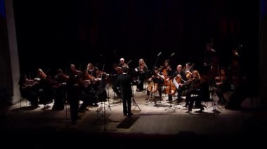 Dnipro, Ukrayna - 22 Ekim 2018: Üyeler, dört mevsim Oda Orkestrası - Ana iletken Dmitry Logvin gerçekleştirmek Felix Mendelssohn Devlet Dram Tiyatrosu'nda film müzikleri.