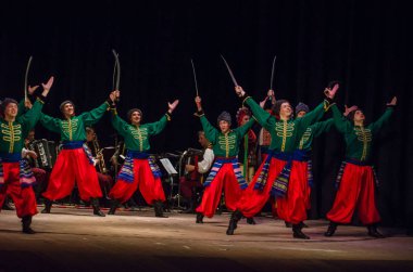 Dnipro, Ukrayna - 7 Kasım 2018: Ulusal gelenekleri, gümrük ve folklor topluluğu Slavutych Devlet Dram Tiyatrosu'nda üyeleri tarafından gerçekleştirilen Ukrayna halkının ayinleri.
