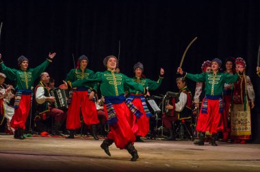 Dnipro, Ukrayna - 7 Kasım 2018: Ulusal gelenekleri, gümrük ve folklor topluluğu Slavutych Devlet Dram Tiyatrosu'nda üyeleri tarafından gerçekleştirilen Ukrayna halkının ayinleri.