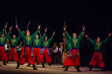 Dnipro, Ukrayna - 7 Kasım 2018: Ulusal gelenekleri, gümrük ve folklor topluluğu Slavutych Devlet Dram Tiyatrosu'nda üyeleri tarafından gerçekleştirilen Ukrayna halkının ayinleri.