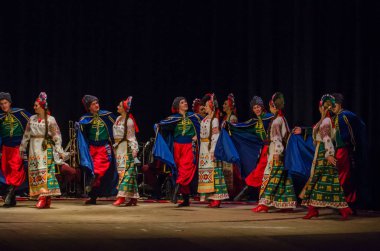 Dnipro, Ukrayna - 7 Kasım 2018: Ulusal gelenekleri, gümrük ve folklor topluluğu Slavutych Devlet Dram Tiyatrosu'nda üyeleri tarafından gerçekleştirilen Ukrayna halkının ayinleri.