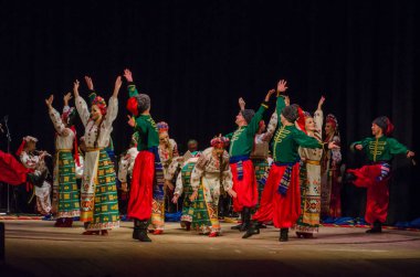 Dnipro, Ukrayna - 7 Kasım 2018: Ulusal gelenekleri, gümrük ve folklor topluluğu Slavutych Devlet Dram Tiyatrosu'nda üyeleri tarafından gerçekleştirilen Ukrayna halkının ayinleri.