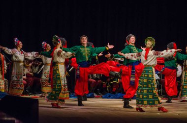 Dnipro, Ukrayna - 7 Kasım 2018: Ulusal gelenekleri, gümrük ve folklor topluluğu Slavutych Devlet Dram Tiyatrosu'nda üyeleri tarafından gerçekleştirilen Ukrayna halkının ayinleri.