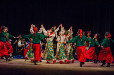 Dnipro, Ukrayna - 7 Kasım 2018: Ulusal gelenekleri, gümrük ve folklor topluluğu Slavutych Devlet Dram Tiyatrosu'nda üyeleri tarafından gerçekleştirilen Ukrayna halkının ayinleri.