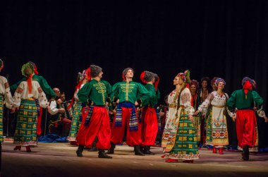Dnipro, Ukrayna - 7 Kasım 2018: Ulusal gelenekleri, gümrük ve folklor topluluğu Slavutych Devlet Dram Tiyatrosu'nda üyeleri tarafından gerçekleştirilen Ukrayna halkının ayinleri.