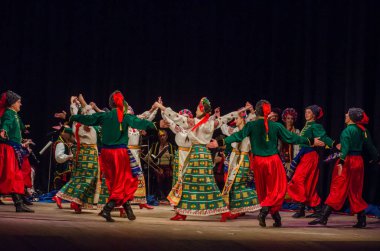 Dnipro, Ukrayna - 7 Kasım 2018: Ulusal gelenekleri, gümrük ve folklor topluluğu Slavutych Devlet Dram Tiyatrosu'nda üyeleri tarafından gerçekleştirilen Ukrayna halkının ayinleri.