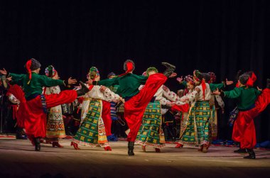 Dnipro, Ukrayna - 7 Kasım 2018: Ulusal gelenekleri, gümrük ve folklor topluluğu Slavutych Devlet Dram Tiyatrosu'nda üyeleri tarafından gerçekleştirilen Ukrayna halkının ayinleri.