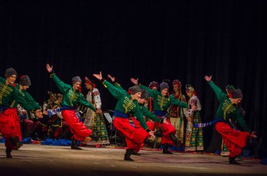 Dnipro, Ukrayna - 7 Kasım 2018: Ulusal gelenekleri, gümrük ve folklor topluluğu Slavutych Devlet Dram Tiyatrosu'nda üyeleri tarafından gerçekleştirilen Ukrayna halkının ayinleri.