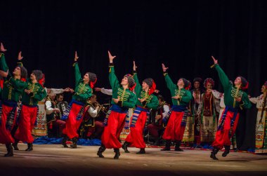 Dnipro, Ukrayna - 7 Kasım 2018: Ulusal gelenekleri, gümrük ve folklor topluluğu Slavutych Devlet Dram Tiyatrosu'nda üyeleri tarafından gerçekleştirilen Ukrayna halkının ayinleri.