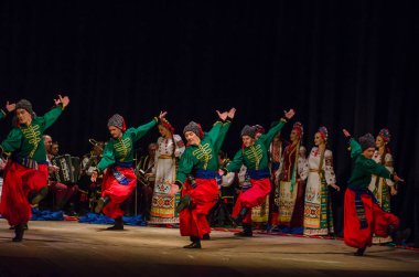 Dnipro, Ukrayna - 7 Kasım 2018: Ulusal gelenekleri, gümrük ve folklor topluluğu Slavutych Devlet Dram Tiyatrosu'nda üyeleri tarafından gerçekleştirilen Ukrayna halkının ayinleri.