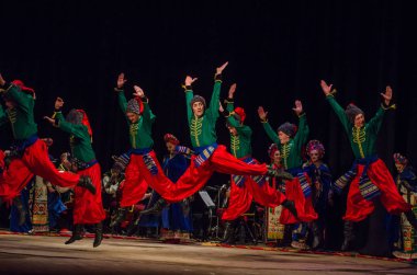 Dnipro, Ukrayna - 7 Kasım 2018: Ulusal gelenekleri, gümrük ve folklor topluluğu Slavutych Devlet Dram Tiyatrosu'nda üyeleri tarafından gerçekleştirilen Ukrayna halkının ayinleri.