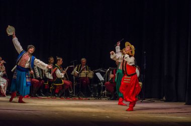 Dnipro, Ukrayna - 7 Kasım 2018: Ulusal gelenekleri, gümrük ve folklor topluluğu Slavutych Devlet Dram Tiyatrosu'nda üyeleri tarafından gerçekleştirilen Ukrayna halkının ayinleri.