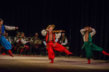 Dnipro, Ukrayna - 7 Kasım 2018: Ulusal gelenekleri, gümrük ve folklor topluluğu Slavutych Devlet Dram Tiyatrosu'nda üyeleri tarafından gerçekleştirilen Ukrayna halkının ayinleri.