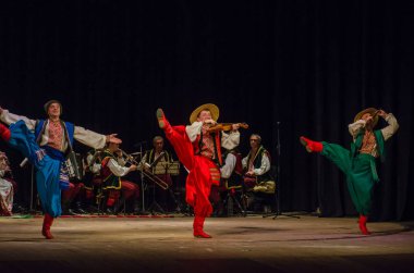 Dnipro, Ukrayna - 7 Kasım 2018: Ulusal gelenekleri, gümrük ve folklor topluluğu Slavutych Devlet Dram Tiyatrosu'nda üyeleri tarafından gerçekleştirilen Ukrayna halkının ayinleri.