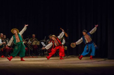 Dnipro, Ukrayna - 7 Kasım 2018: Ulusal gelenekleri, gümrük ve folklor topluluğu Slavutych Devlet Dram Tiyatrosu'nda üyeleri tarafından gerçekleştirilen Ukrayna halkının ayinleri.