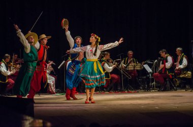 Dnipro, Ukrayna - 7 Kasım 2018: Ulusal gelenekleri, gümrük ve folklor topluluğu Slavutych Devlet Dram Tiyatrosu'nda üyeleri tarafından gerçekleştirilen Ukrayna halkının ayinleri.