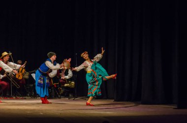 Dnipro, Ukrayna - 7 Kasım 2018: Ulusal gelenekleri, gümrük ve folklor topluluğu Slavutych Devlet Dram Tiyatrosu'nda üyeleri tarafından gerçekleştirilen Ukrayna halkının ayinleri.