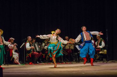 Dnipro, Ukrayna - 7 Kasım 2018: Ulusal gelenekleri, gümrük ve folklor topluluğu Slavutych Devlet Dram Tiyatrosu'nda üyeleri tarafından gerçekleştirilen Ukrayna halkının ayinleri.