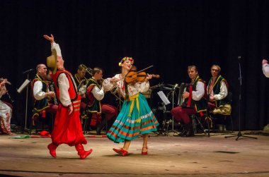 Dnipro, Ukrayna - 7 Kasım 2018: Ulusal gelenekleri, gümrük ve folklor topluluğu Slavutych Devlet Dram Tiyatrosu'nda üyeleri tarafından gerçekleştirilen Ukrayna halkının ayinleri.