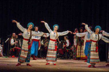 Dnipro, Ukrayna - 7 Kasım 2018: Ulusal gelenekleri, gümrük ve folklor topluluğu Slavutych Devlet Dram Tiyatrosu'nda üyeleri tarafından gerçekleştirilen Ukrayna halkının ayinleri.