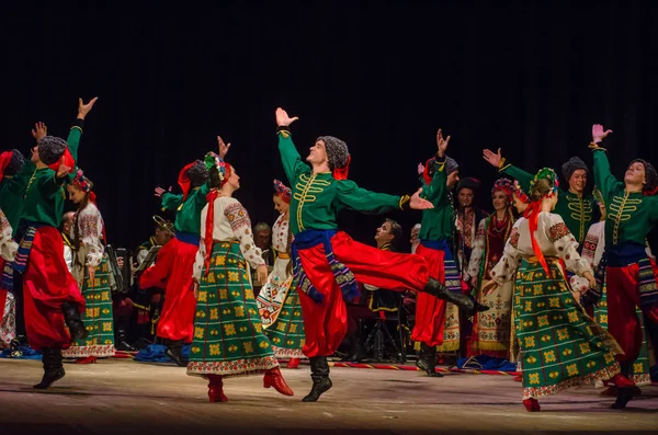 Dnipro, Ukrayna - 7 Kasım 2018: Ulusal gelenekleri, gümrük ve folklor topluluğu Slavutych Devlet Dram Tiyatrosu'nda üyeleri tarafından gerçekleştirilen Ukrayna halkının ayinleri.
