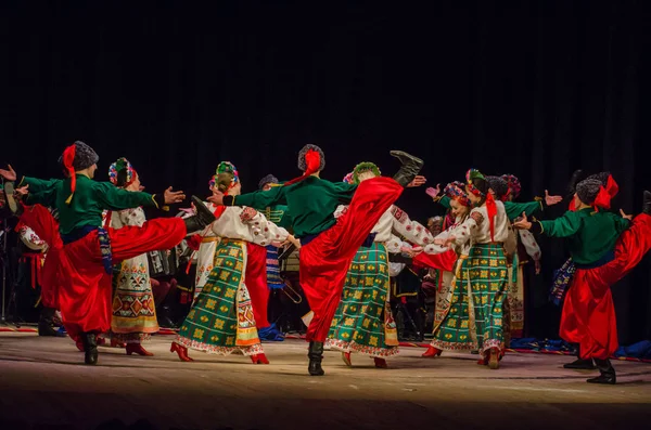 Dnipro, Ukrayna - 7 Kasım 2018: Ulusal gelenekleri, gümrük ve folklor topluluğu Slavutych Devlet Dram Tiyatrosu'nda üyeleri tarafından gerçekleştirilen Ukrayna halkının ayinleri.