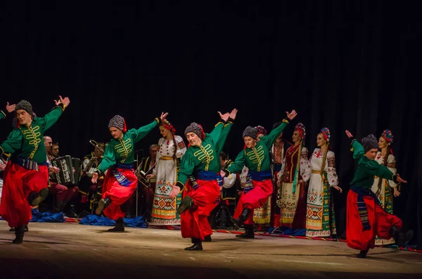 Dnipro, Ukrayna - 7 Kasım 2018: Ulusal gelenekleri, gümrük ve folklor topluluğu Slavutych Devlet Dram Tiyatrosu'nda üyeleri tarafından gerçekleştirilen Ukrayna halkının ayinleri.