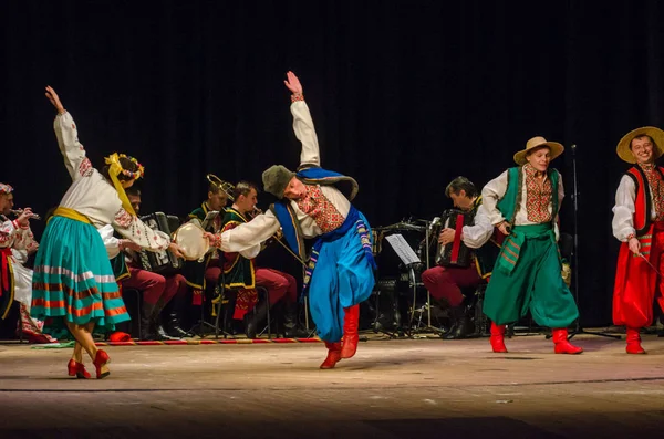 Dnipro, Ukrayna - 7 Kasım 2018: Ulusal gelenekleri, gümrük ve folklor topluluğu Slavutych Devlet Dram Tiyatrosu'nda üyeleri tarafından gerçekleştirilen Ukrayna halkının ayinleri.