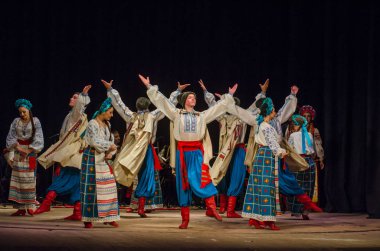 Dnipro, Ukrayna - 7 Kasım 2018: Ulusal gelenekleri, gümrük ve folklor topluluğu Slavutych Devlet Dram Tiyatrosu'nda üyeleri tarafından gerçekleştirilen Ukrayna halkının ayinleri.