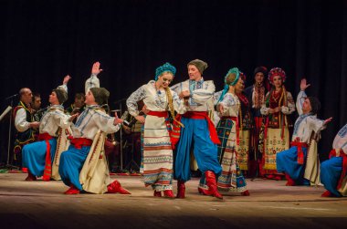 Dnipro, Ukrayna - 7 Kasım 2018: Ulusal gelenekleri, gümrük ve folklor topluluğu Slavutych Devlet Dram Tiyatrosu'nda üyeleri tarafından gerçekleştirilen Ukrayna halkının ayinleri.