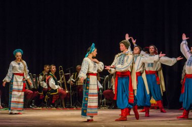 Dnipro, Ukrayna - 7 Kasım 2018: Ulusal gelenekleri, gümrük ve folklor topluluğu Slavutych Devlet Dram Tiyatrosu'nda üyeleri tarafından gerçekleştirilen Ukrayna halkının ayinleri.