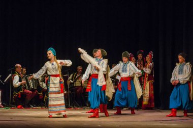 Dnipro, Ukrayna - 7 Kasım 2018: Ulusal gelenekleri, gümrük ve folklor topluluğu Slavutych Devlet Dram Tiyatrosu'nda üyeleri tarafından gerçekleştirilen Ukrayna halkının ayinleri.