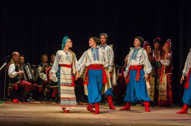 Dnipro, Ukrayna - 7 Kasım 2018: Ulusal gelenekleri, gümrük ve folklor topluluğu Slavutych Devlet Dram Tiyatrosu'nda üyeleri tarafından gerçekleştirilen Ukrayna halkının ayinleri.