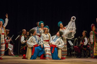 Dnipro, Ukrayna - 7 Kasım 2018: Ulusal gelenekleri, gümrük ve folklor topluluğu Slavutych Devlet Dram Tiyatrosu'nda üyeleri tarafından gerçekleştirilen Ukrayna halkının ayinleri.
